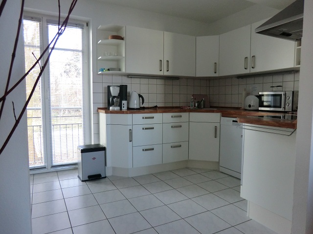 Einbauküche mit E-Herd, Geschirrspüler, Mikrowelle, Kaffeemaschine, Wasserkocher,Toaster usw. 